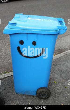 Blau recycling Mülltonne mit Smiley Stockfoto