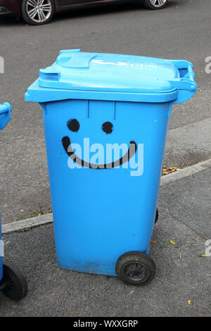 Blau recycling Mülltonne mit Smiley Stockfoto