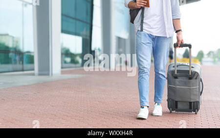 Menschen auf dem Weg zum Flughafen mit Gepäck, gehen an Bord Stockfoto