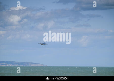 P-51 Mustang Tiefflug über dem Meer. Stockfoto