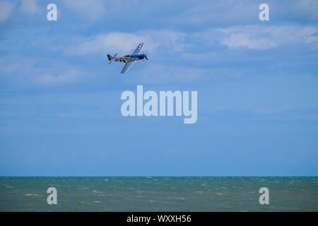 P-51 Mustang Tiefflug über dem Meer. Stockfoto