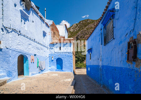 Chefchaouen, oder Chaouen, ist eine Stadt im Nordwesten das Rif-Gebirge in Marokko. Es ist für die Markanten, blau getünchten Gebäude der Altstadt bekannt. Stockfoto