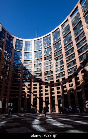 18. September 2019, France (Frankreich), Straßburg: Blick in den Innenhof des Europäischen Parlaments. Während der Sitzung der EU-Parlament, die Abgeordneten debattieren die Brexit. Der Präsident der EU-Kommission Juncker will über sein Treffen mit dem britischen Premierminister Johnson zu informieren. Eine Auflösung ist auch, die zur Abstimmung gestellt werden. Foto: Philipp von Ditfurth/dpa Stockfoto