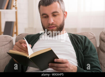 Im mittleren Alter Mann zu Hause lesen Stockfoto