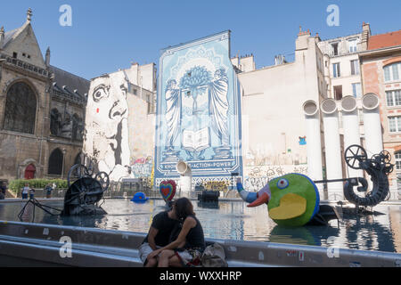 Paris, Frankreich - 31 August, 2019: Ein paar Küssen an Strawinsky Brunnen in der Nähe des Centre Pompidou Stockfoto