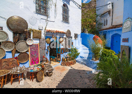 Chefchaouen, oder Chaouen, ist eine Stadt im Nordwesten das Rif-Gebirge in Marokko. Es ist für die Markanten, blau getünchten Gebäude der Altstadt bekannt. Stockfoto