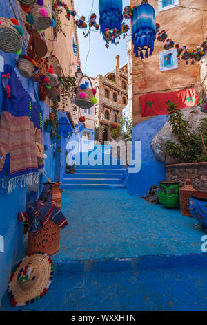 Chefchaouen, oder Chaouen, ist eine Stadt im Nordwesten das Rif-Gebirge in Marokko. Es ist für die Markanten, blau getünchten Gebäude der Altstadt bekannt. Stockfoto