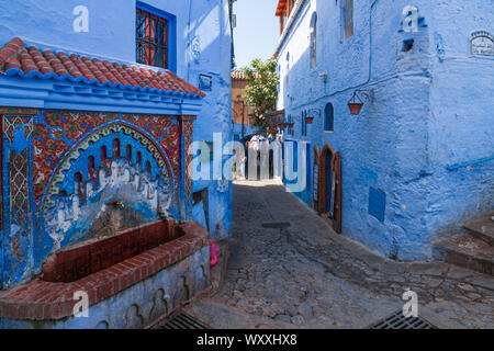 Chefchaouen, oder Chaouen, ist eine Stadt im Nordwesten das Rif-Gebirge in Marokko. Es ist für die Markanten, blau getünchten Gebäude der Altstadt bekannt. Stockfoto