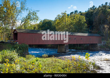 Seitenansicht der Holz- struktur von West Cornwall Covered Bridge und Housatonic River im Herbst in Connecticut, USA Stockfoto