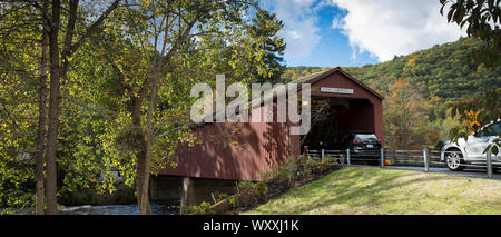 Autos fahren durch West Cornwall Brücke über Housatonic River im Herbst in Connecticut, USA Stockfoto