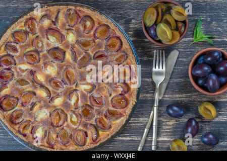 Hausgemachte organische Pflaumenkuchen Dessert bereit zu essen, aus der Nähe. Pflaume tart auf dem alten Holz- Hintergrund, Nahaufnahme Stockfoto