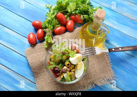 Thunfischsalat mit Salat, Eiern und Tomaten, Gurke, Mais und roter Zwiebel. Gesundes mediterranes Lebensmittelkonzept Stockfoto