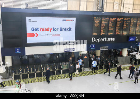 London, Großbritannien. 18 Sep, 2019. Machen Sie sich bereit für Brexit elektronische Werbung bei Waterloo Station in London eine von der Regierung geförderte Kampagne zu erhalten Mitglieder der Öffentlichkeit bereit, wenn Großbritannien aus der Europäischen Union Am 31. Oktober Credit: Amer ghazzal/Alamy leben Nachrichten Stockfoto