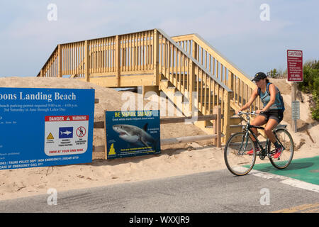 Shark Warnschild Geschrieben am Strand Eingang in Truro, Massachusetts. Stockfoto