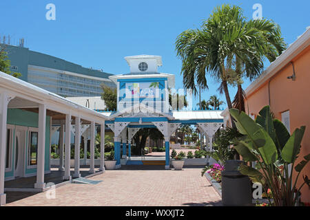 Der Haupteingang Lucaya Markt durch den Hafen von Lucaya Grand Bahama Island. Hübsch und aus Holz gebaut, aber nicht Hurrikan - Nachweis. Stockfoto