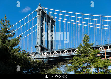 Piers, Kabel unterstützt und Kabel der Manhattan Bridge aus Brooklyn, New York City gesehen Stockfoto
