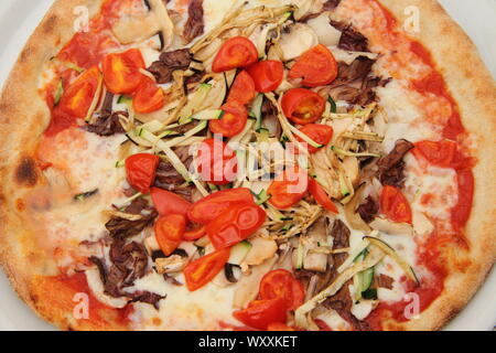 Frische vegetarische Pizza mit Oliven, Käse und Tomaten Stockfoto