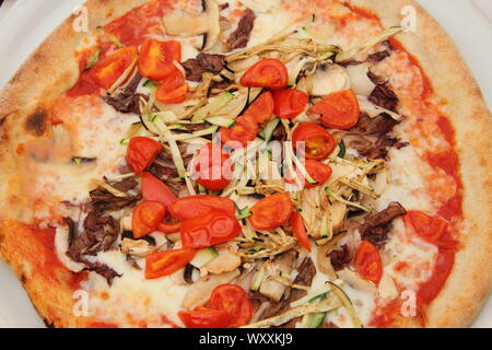 Frische vegetarische Pizza mit Oliven, Käse und Tomaten Stockfoto