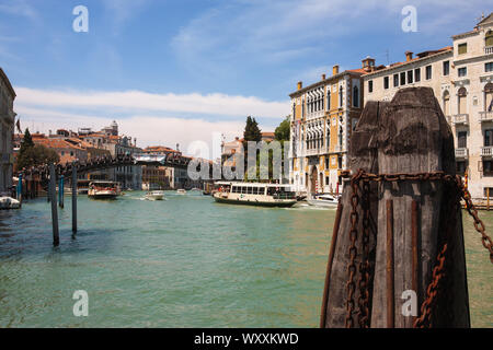 Die hölzerne Brücke Ponte dell'Accademia über den Grand Canal und die Palazzo Cavelli-Franchetti, Venedig, Italien: VAPORETTI vorbei Stockfoto
