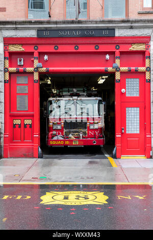 FDNY - Feuerwehr der Stadt New York-Squad Unternehmen 18 Fire Engine Truck im Depot an der West 10th Street in New York City West Village, USA Stockfoto