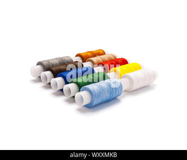 Eingestellt von mehrfarbigen Spulen aus Baumwolle Thread diagonal mit echten Schatten liegen isoliert. Seitenansicht Stockfoto