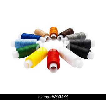 Eingestellt von mehrfarbigen Baumwolle Threads auf Kunststoffspulen in einem Kreis angeordnet sind isoliert. Seitenansicht Stockfoto