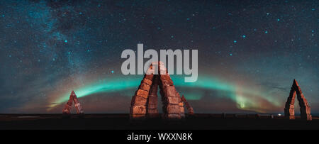 Die Arctic Henge, (Heimskautsgerdi). Arctic Henge, von Stonehenge, einer riesigen sonnenuhr in einem entlegenen nördlichen, östlichen Raufarhofn, Island inspiriert Stockfoto