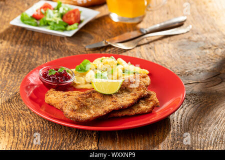 Wiener Schnitzel mit Kartoffelsalat auf dem Teller Stockfoto