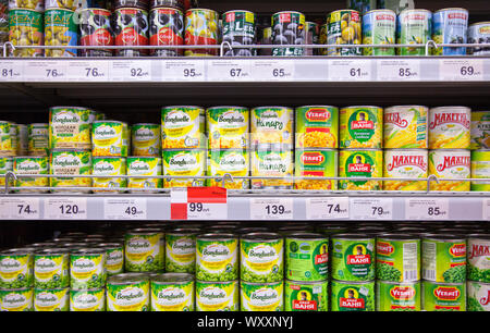 Kaliningrad, Russland - 25. August 2018: Konserven in den Regalen der lokalen russischen Supermarkt. Stockfoto