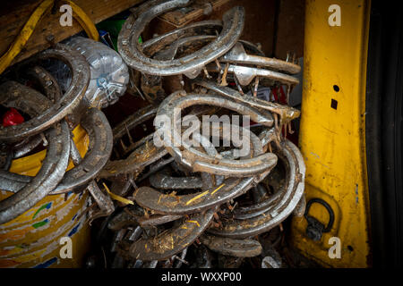 Eine Sammlung von Pferd Schuhe in einem hufschmied van Stockfoto