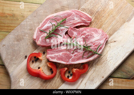 Lammkoteletts auf Schneidebrett Stockfoto