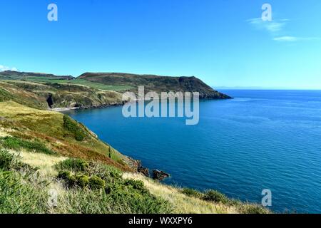 Porth Trwyn Ysgo Strand und von der Küste weg. Stockfoto