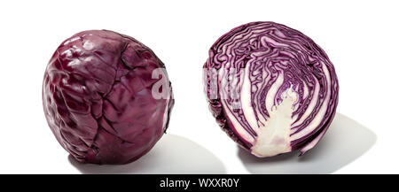 Rotkohl eine Scheibe auf weißem Hintergrund. Brassica oleracea Stockfoto