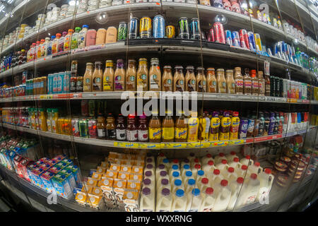 Einen Kühler in einem Lebensmittelgeschäft in New York Säfte bietet, Protein Shakes, Tees, Wasser, und fast jede andere denkbare trinken, am Sonntag gesehen, 8. September 2019. (© Richard B. Levine) Stockfoto