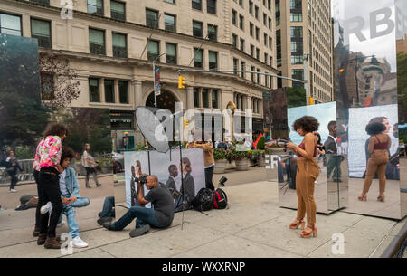 Ein Burberry Branding event in Flatiron Plaza in New York am Sonntag, den 8. September 2019 während der NYFW Highlights ihre Tempest Herbst/Winter 2019. (© Richard B. Levine) Stockfoto