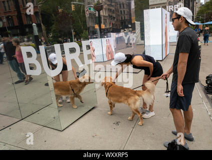 Ein Burberry Branding event in Flatiron Plaza in New York am Sonntag, den 8. September 2019 während der NYFW Highlights ihre Tempest Herbst/Winter 2019. (© Richard B. Levine) Stockfoto