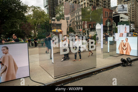 Ein Burberry Branding event in Flatiron Plaza in New York am Sonntag, den 8. September 2019 während der NYFW Highlights ihre Tempest Herbst/Winter 2019. (© Richard B. Levine) Stockfoto