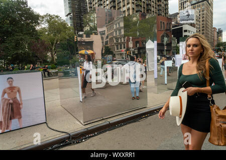 Ein Burberry Branding event in Flatiron Plaza in New York am Sonntag, den 8. September 2019 während der NYFW Highlights ihre Tempest Herbst/Winter 2019. (© Richard B. Levine) Stockfoto