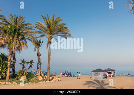 Strand El Bombo, La Cala de Mijas, Costa del Sol, Provinz Malaga, Andalusien, Südspanien. Stockfoto