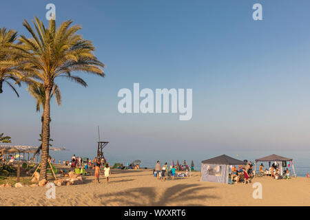 Strand El Bombo, La Cala de Mijas, Costa del Sol, Provinz Malaga, Andalusien, Südspanien. Stockfoto