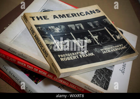 Eine abgetragene 1968 Taschenbuchausgabe des bahnbrechenden Robert Franks Buch, "die Amerikaner" auf einem Tisch mit anderen Fotografie Bücher am Dienstag gesehen, 10. September 2019. Frank starb am Montag in Inverness, Nova Scotia, im Alter von 94 Jahren. (© Richard B. Levine) Stockfoto