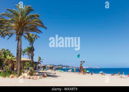 Strand El Bombo, La Cala de Mijas, Costa del Sol, Provinz Malaga, Andalusien, Südspanien. Stockfoto