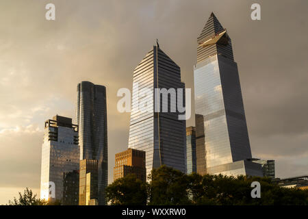 10 Hudson Yards, Mitte links, 30 Hudson Yards, Mitte rechts, und andere Entwicklung rund um die Hudson Yards in New York am Mittwoch, 4. September 2019. (© Richard B. Levine) Stockfoto