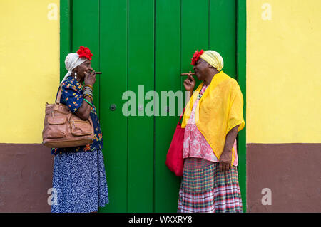 Alte Schule kubanischen Damen Rauchen eine große Zigarre in Havanna, Kuba Stockfoto