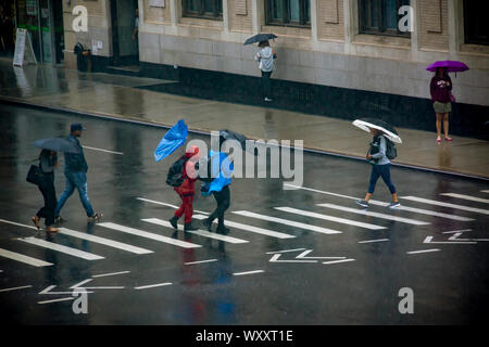 Fußgänger stapfen durch den Regen im New Yorker Stadtteil Chelsea am Freitag, 6. September 2019. (© Richard B. Levine) Foto Bild Stockfoto