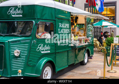Ein Citroën Ralph's Kaffee Lkw ist in Rockefeller Plaza in New York geparkt, das Ralph Lauren Marke Kaffee, am Freitag, den 6. September 2019. (© Richard B. Levine) Stockfoto