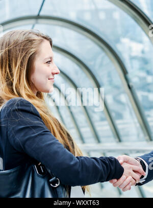 Geschäftspartner treffen außerhalb Gebäude Stockfoto