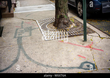 Baum Gruben im New Yorker Stadtteil Chelsea am Dienstag, 10. September 2019. New York City Bürgermeister Bill De Blasio hat heute bekannt gegeben, dass die Stadt wird jetzt die Verantwortung für Reparaturen, wenn eine Straße Baum die umliegenden Bürgersteig. Zuvor, Eigenheimbesitzer und Vermieter wurden verurteilt, wenn eine der Wurzeln der Bäume der Stadt verursachten Schadens und der Hausbesitzer hatte die Kosten für die Reparatur zu tragen. (© Richard B. Levine) Stockfoto