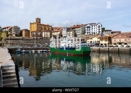 Angeln Schiff in den Hafen von Getaria, Gipuzkoa, Baskenland, Spanien Stockfoto