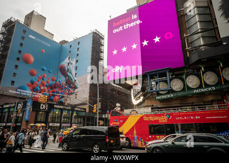 Eine elektronische Anzeigentafel am Times Square in New York am Donnerstag, 13. September 2019 in den Dienst der Ally Bank, einer Online Bank wirbt. Ally Bank vor kurzem berichtet, dass nach zehn Jahren seiner Existenz es $ 100 Milliarden im Einzelhandel Einlagen übertroffen hat. (© Richard B. Levine) Stockfoto